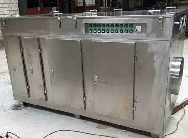 UV光解設備，是廢氣處理中比較常見的設備之一，成本低，占地面積小，能有效除臭。