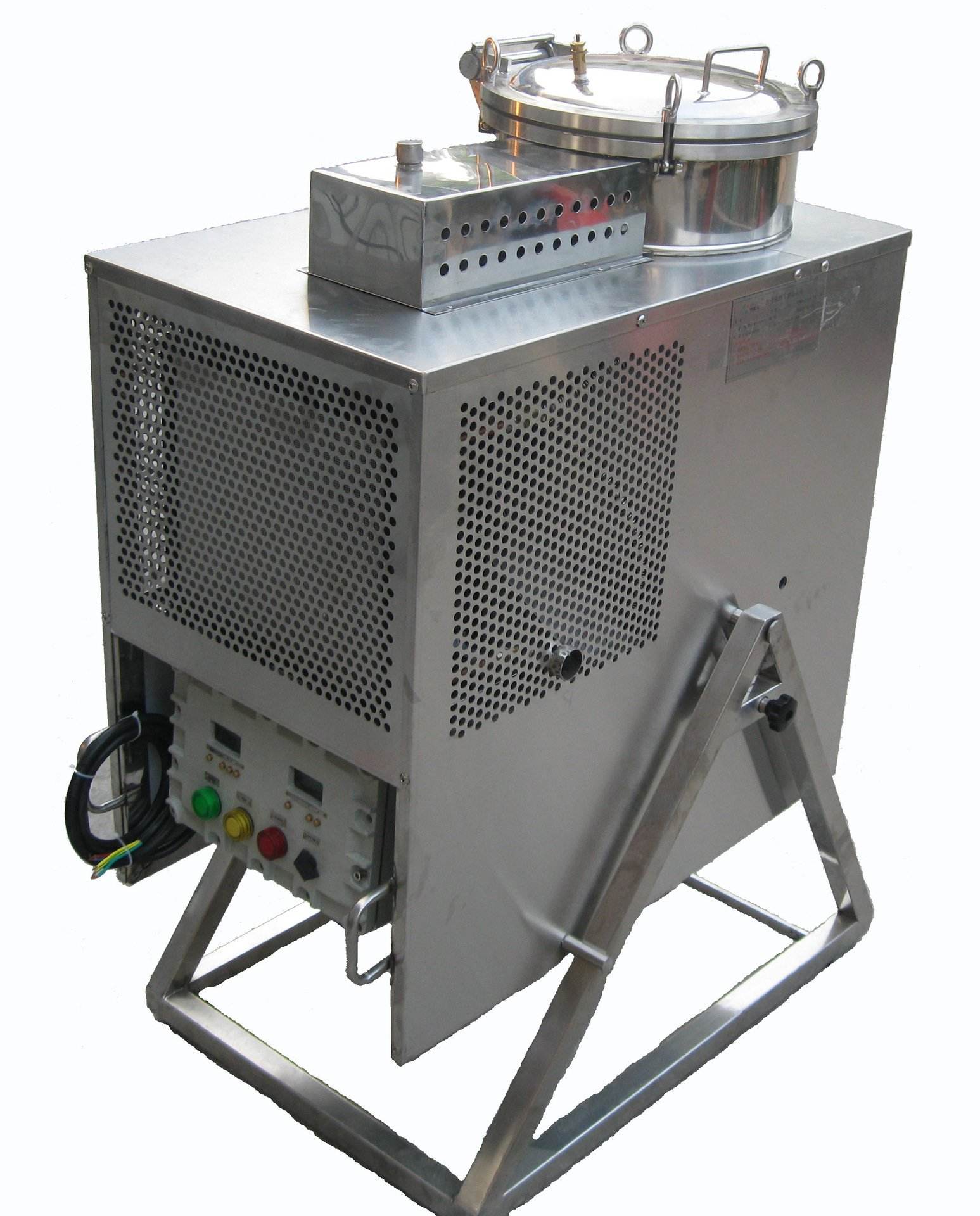 有機(jī)溶劑回收凈化系統(tǒng)是在是在傳統(tǒng)溶劑氣體回收技術(shù)的基礎(chǔ)上研發(fā)出的具有自主知識(shí)產(chǎn)權(quán)的，通過(guò)氣體的吸附和解吸過(guò)程對(duì)揮發(fā)性溶劑進(jìn)行回收，回收效率９5％以上，并可根據(jù)不同溶劑的性質(zhì)和用戶需要提供個(gè)性化解決方案。