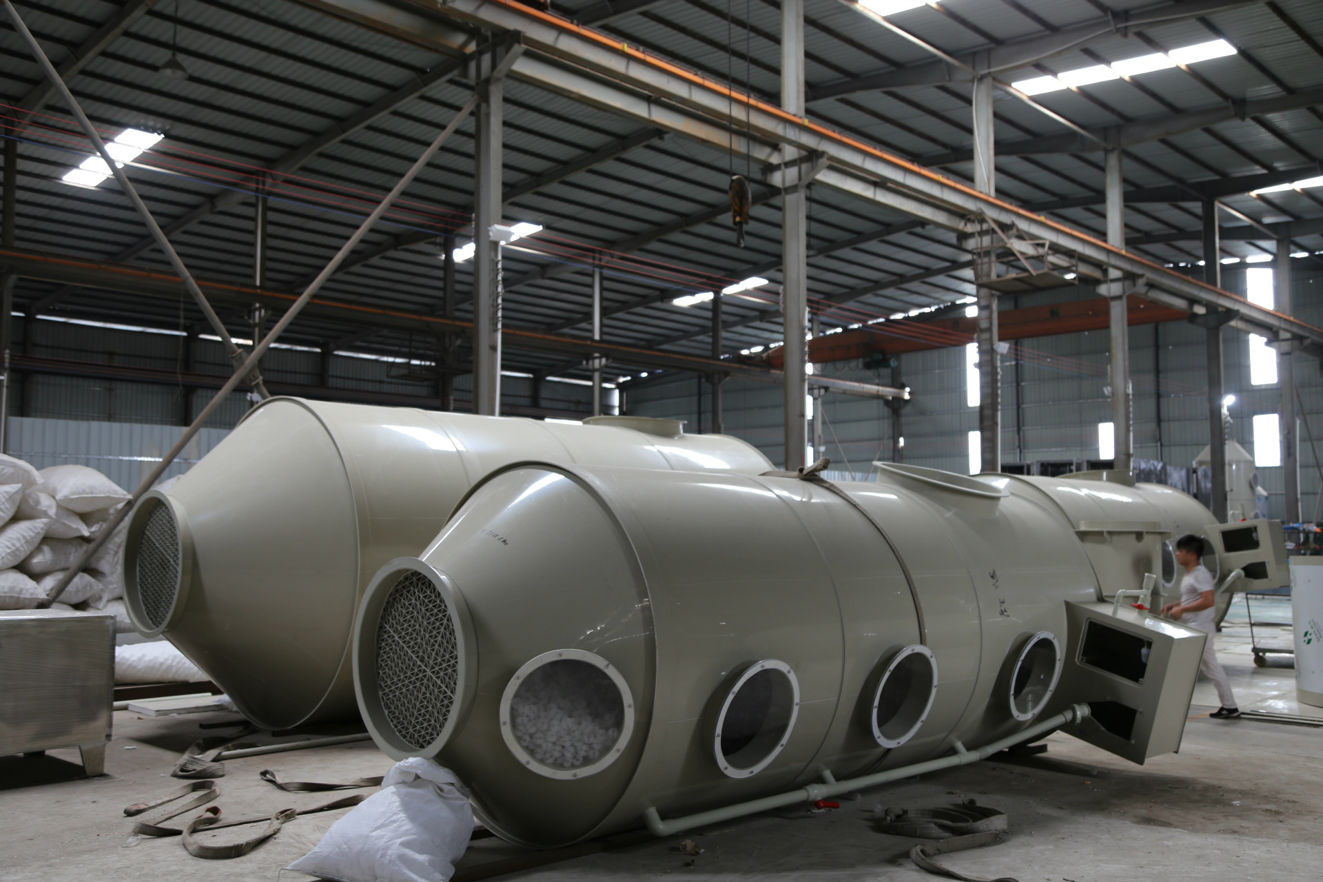 　噴淋塔是一種新型的工業(yè)廢氣處理設(shè)備，采用新型PP材質(zhì)（聚丙烯）。它是在可浮動(dòng)填料層工業(yè)廢氣凈化器的基礎(chǔ)上改進(jìn)而產(chǎn)生的，廣泛應(yīng)用于工業(yè)廢氣處理、除塵等方面的前處理，凈化效果很好,是目前酸堿廢氣處理中常用也實(shí)用的一款處理設(shè)備。